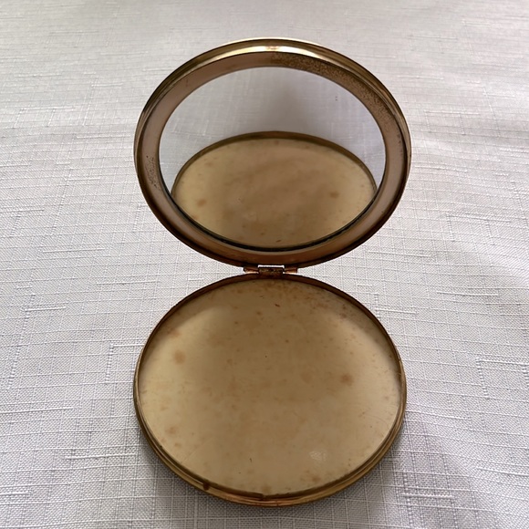 Vintage Makeup Powder Compact Case - Picture 3 of 3